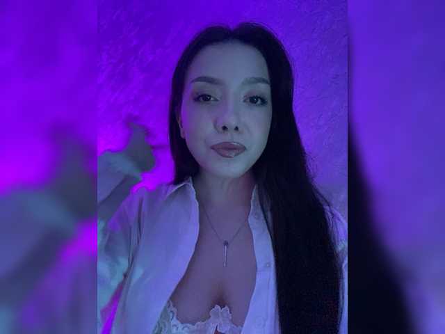 ElliLin online show from April 20, 7:52 pm