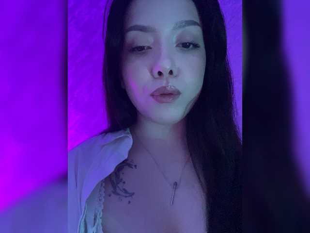 ElliLin online show from April 20, 8:58 pm