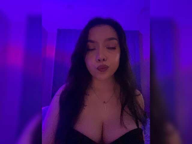 ElliLin online show from June 29, 8:11 pm