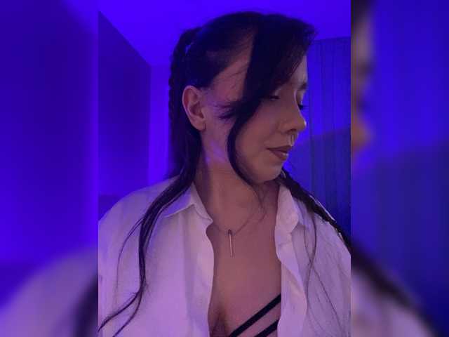 ElliLin online show from June 30, 8:10 pm