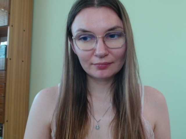 Ellyxcute online show from July 30, 11:50 am