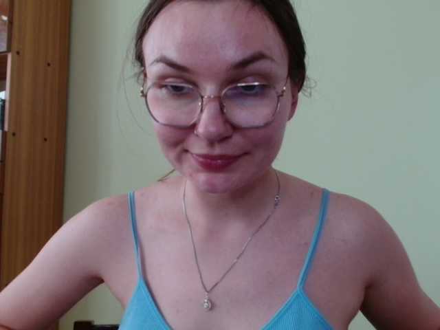Ellyxcute online show from August 3, 2:46 pm