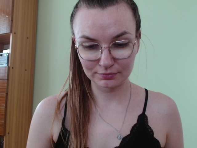 Ellyxcute online show from August 5, 1:42 pm
