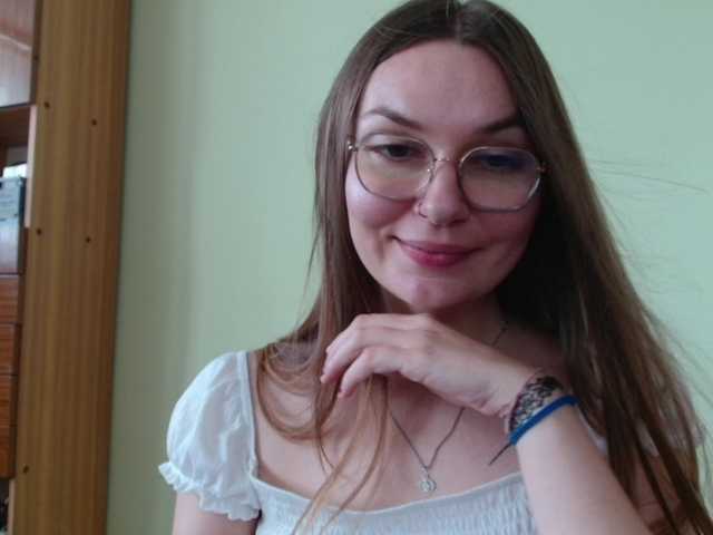 Ellyxcute online show from August 6, 11:20 am