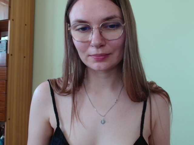 Ellyxcute online show from August 7, 10:48 am
