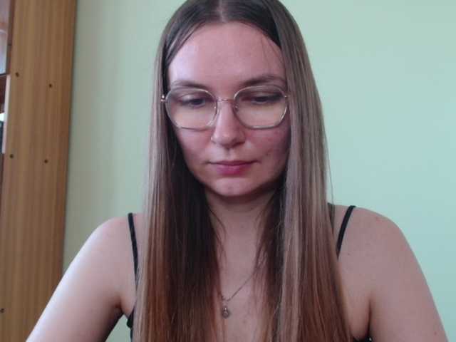 Ellyxcute online show from August 10, 7:54 am