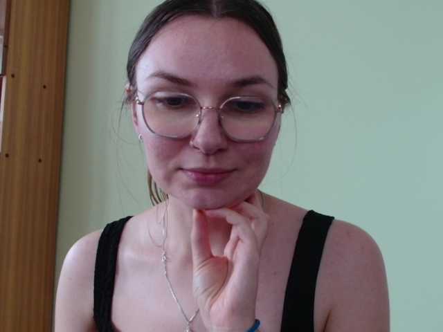 Ellyxcute online show from August 11, 12:40 pm