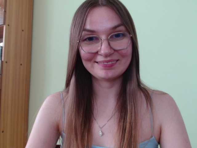 Ellyxcute online show from August 12, 2:41 pm