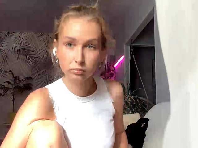 Emelinestrande online show from July 22, 1:57 pm