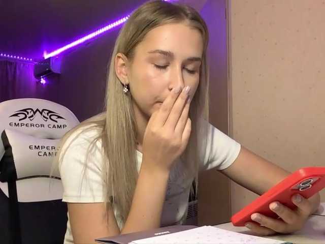 Emelinestrande online show from July 28, 6:14 pm