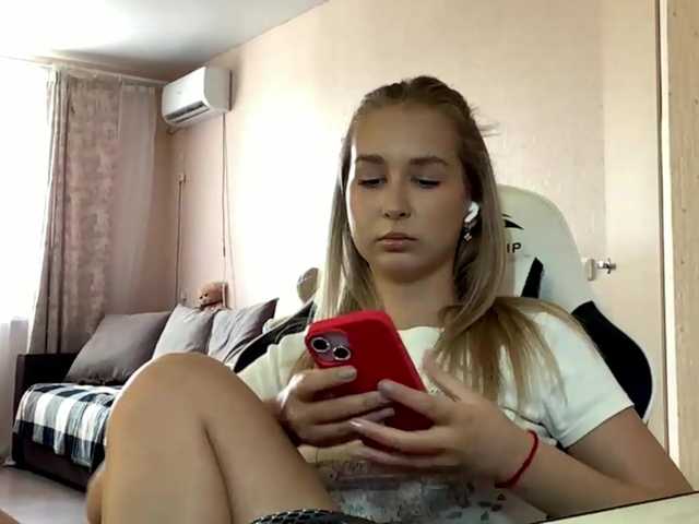Emelinestrande online show from July 29, 11:39 am