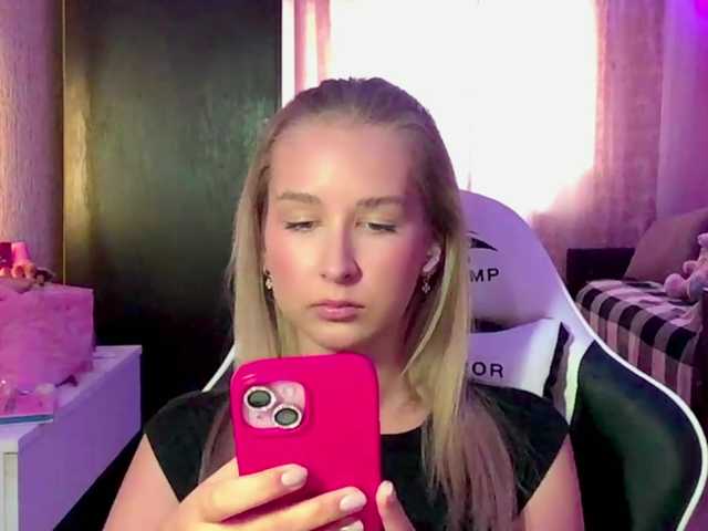 Emelinestrande online show from July 30, 7:48 am