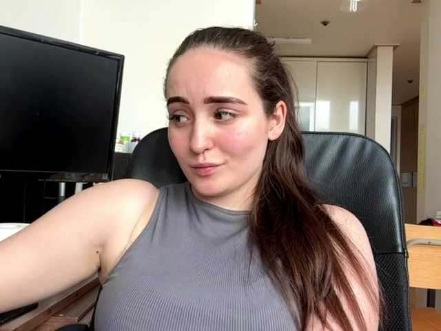 EmillyCarte online show from August 14, 5:44 am
