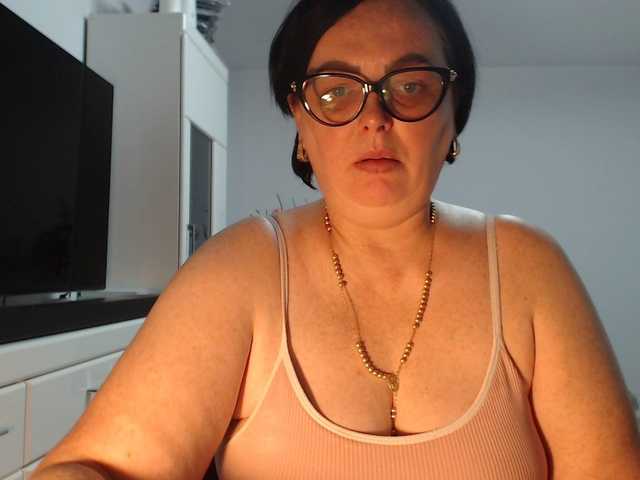 Emyllywhite online show from August 8, 11:38 pm