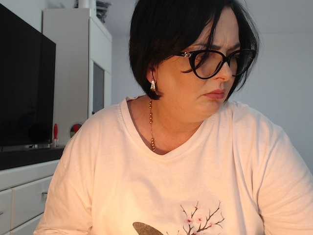 Emyllywhite online show from August 10, 1:56 pm