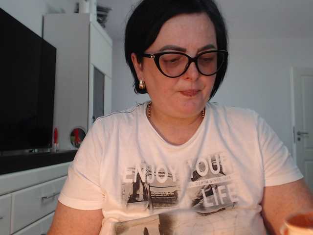 Emyllywhite online show from August 11, 12:29 pm