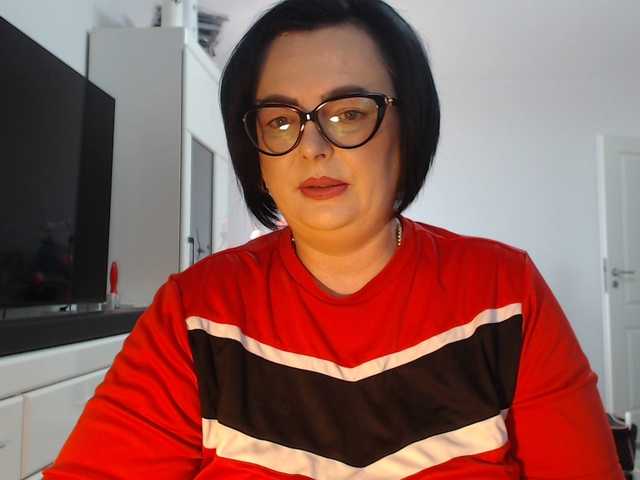 Emyllywhite online show from August 12, 8:49 am