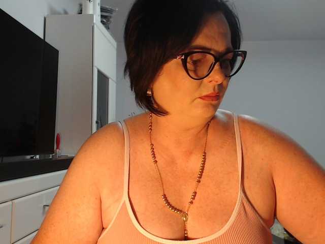 Emyllywhite online show from August 12, 9:06 pm