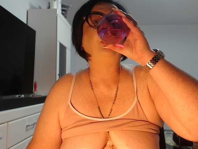 Emyllywhite online show from August 12, 10:12 pm