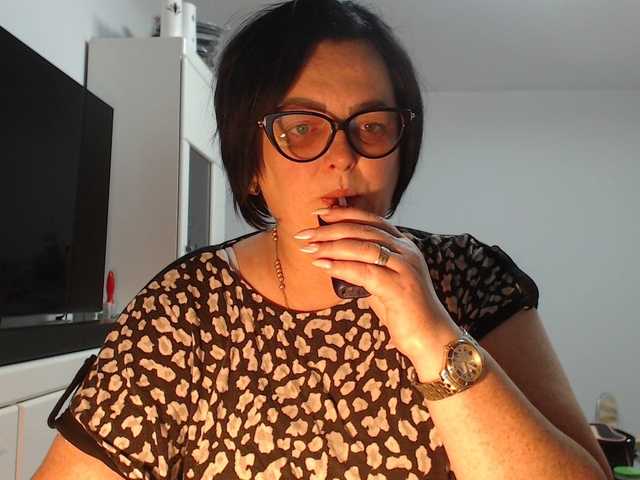Emyllywhite online show from August 13, 8:45 pm