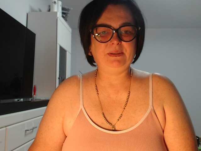 Emyllywhite online show from August 13, 9:51 pm