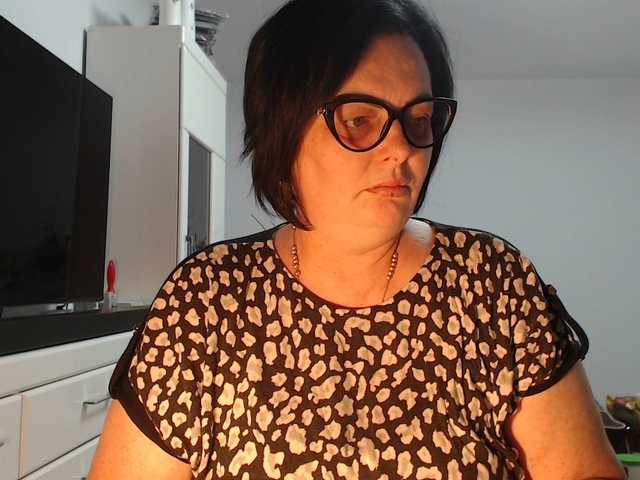 Emyllywhite online show from August 14, 8:45 pm