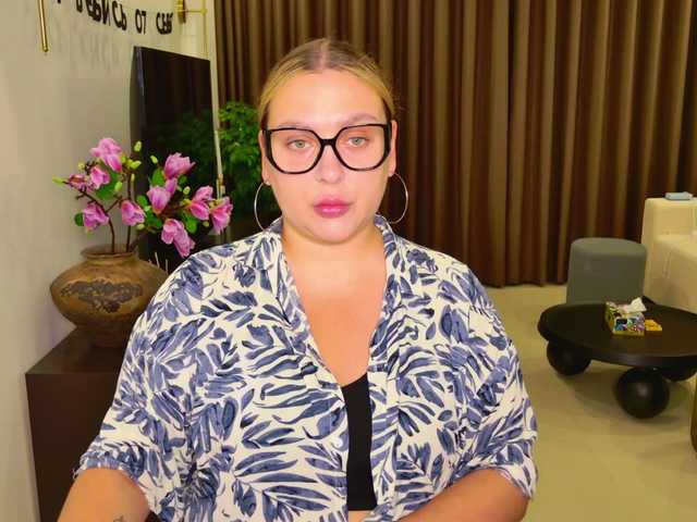 EvaPuffy online show from April 22, 8:45 pm