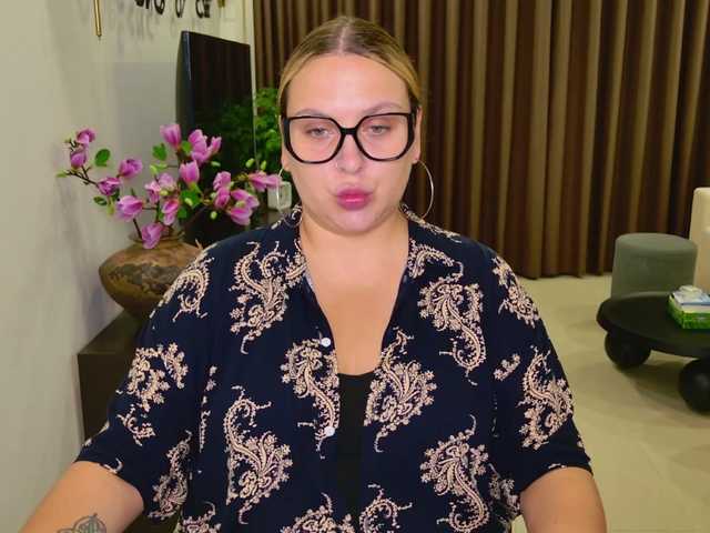 EvaPuffy online show from May 10, 4:42 pm