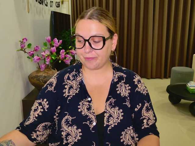 EvaPuffy online show from May 10, 6:10 pm
