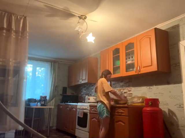 Evacrazys online show from August 4, 5:21 pm
