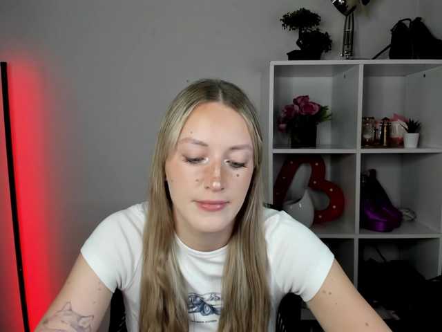 EvelynBlond26 online show from August 5, 1:42 pm