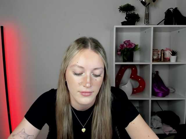 EvelynBlond26 online show from August 6, 3:11 pm