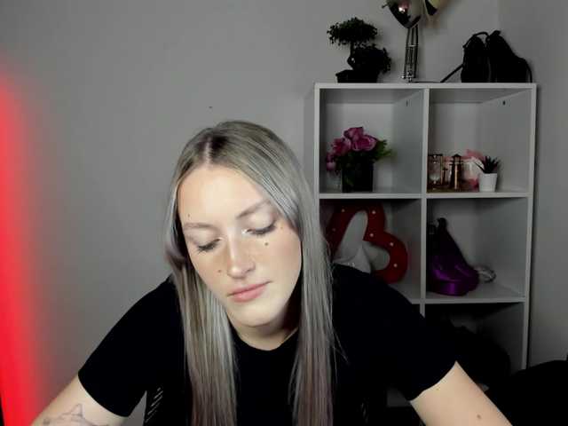 EvelynBlond26 online show from August 11, 5:15 pm