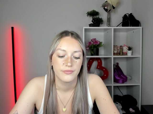 EvelynBlond26 online show from August 13, 1:47 pm
