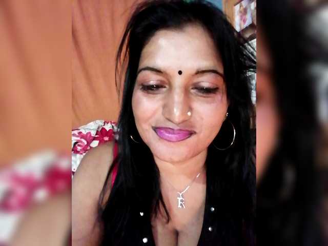 FiestyQueen online show from August 6, 9:30 am