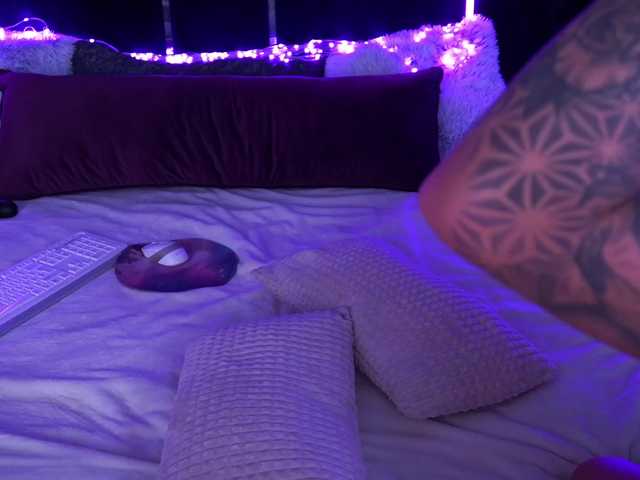 GraceHotDavies online show from August 10, 1:07 am