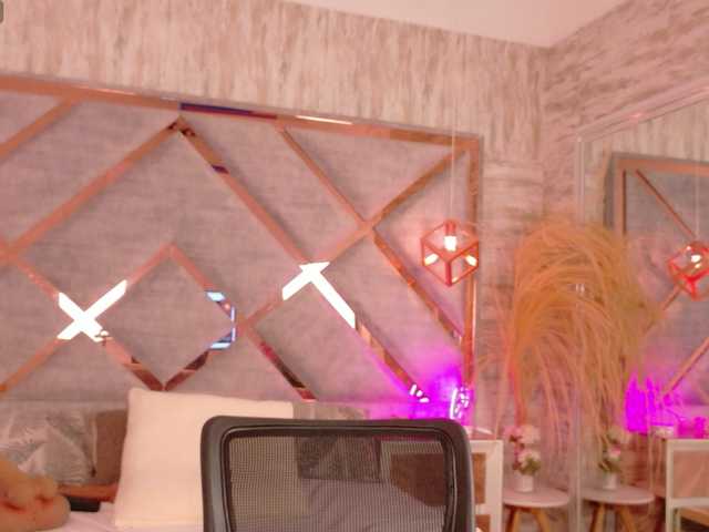 HannahPrada online show from August 12, 11:34 am