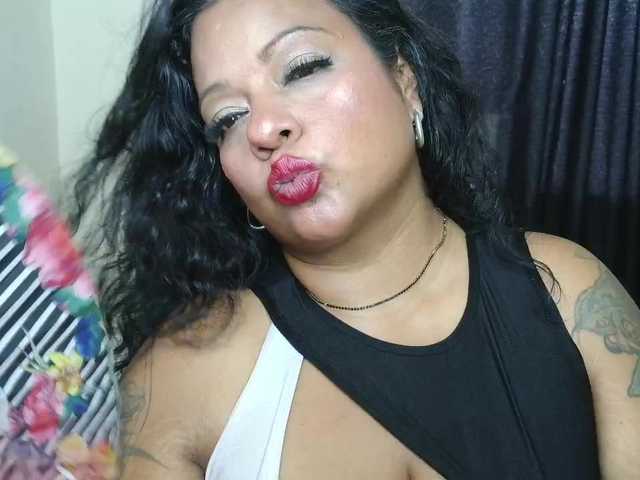 AuroraCurvy online show from August 12, 8:55 pm