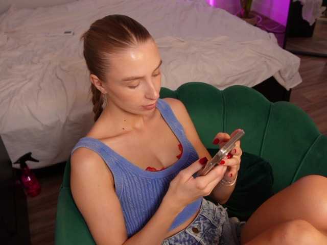HelloKikky online show from July 21, 3:25 pm