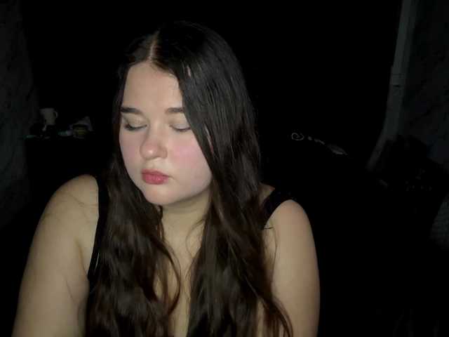 HollyLooks online show from August 29, 3:49 am