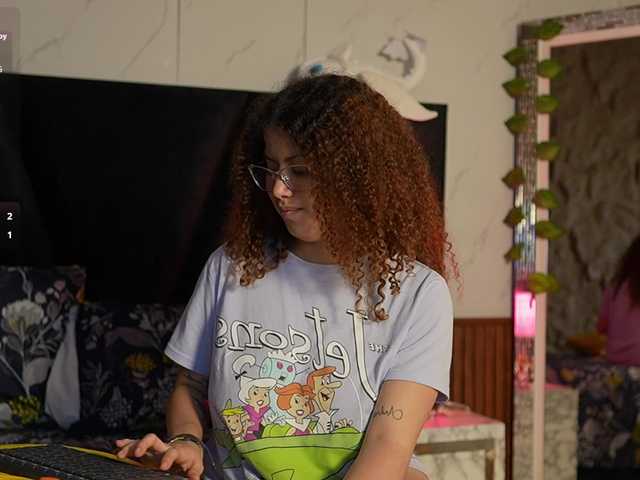 HoneyHips online show from August 4, 4:48 pm