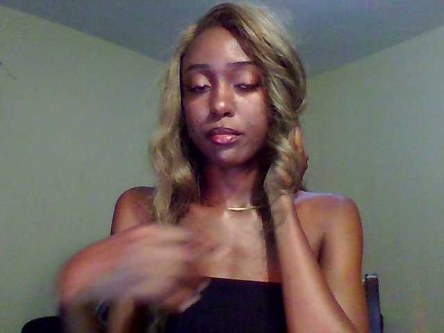 Hunnybee online show from May 26, 9:16 pm