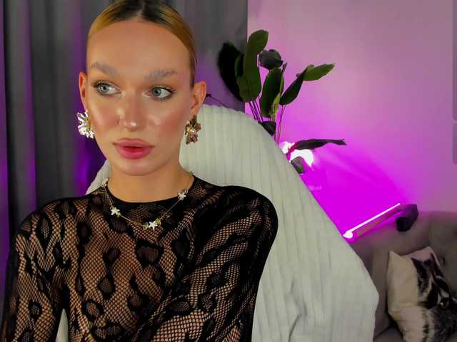 IceStrawberry online show from August 9, 5:30 am