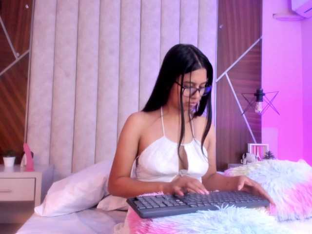 IsaSweett online show from August 4, 5:10 pm