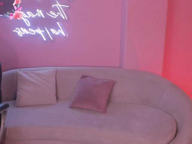 IsabellaMoreau online show from August 7, 9:15 pm