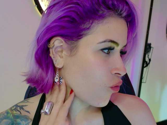 Ivypoison10 online show from August 9, 7:20 am