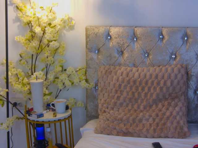Izabelle02 online show from August 7, 3:17 am