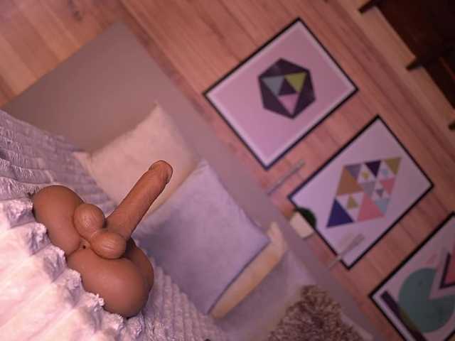 IzzyWild online show from August 9, 2:23 am
