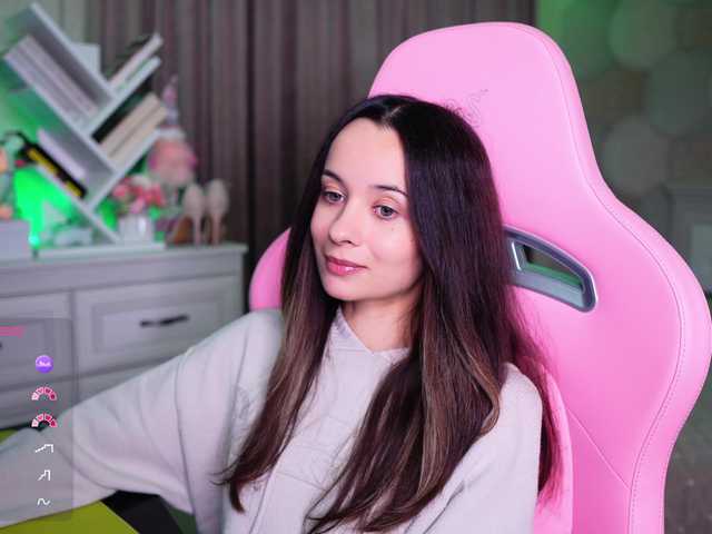 JuicyAngel online show from August 9, 4:30 pm