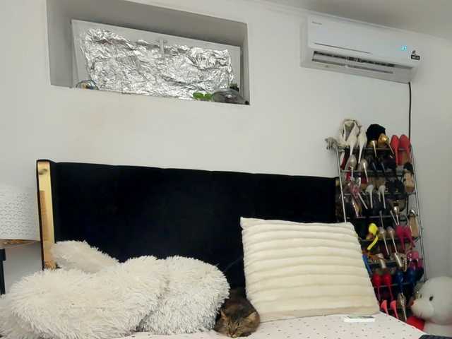 JuliaHayes online show from August 10, 9:49 pm